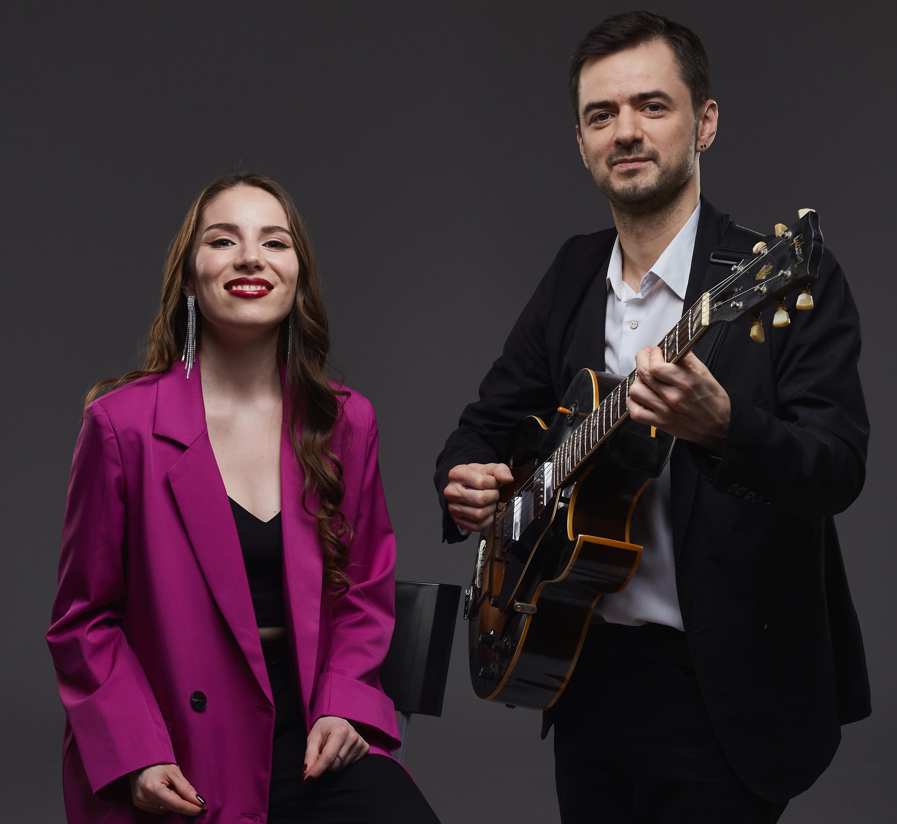 «В предвкушении лета» – Анна Рогозина (вокал) и Сергей Чашкин (гитара)